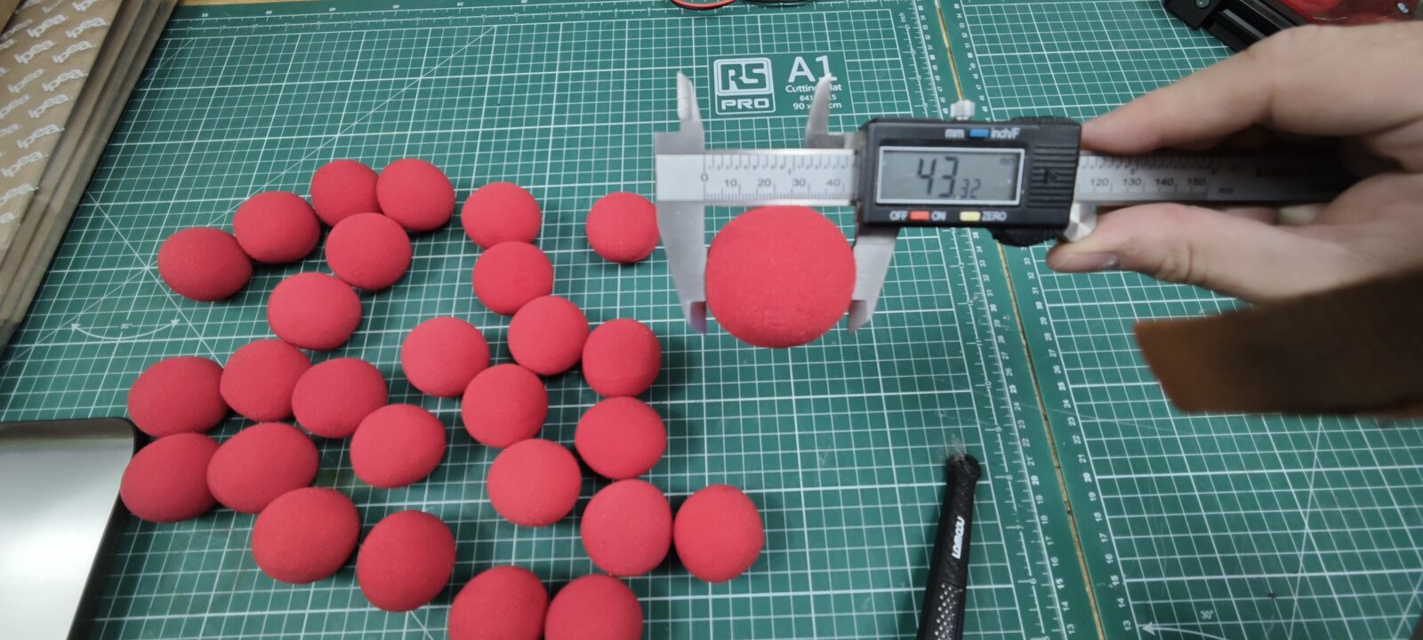 Balle 2 mesurée au pied à coulisse : 43,32 mm