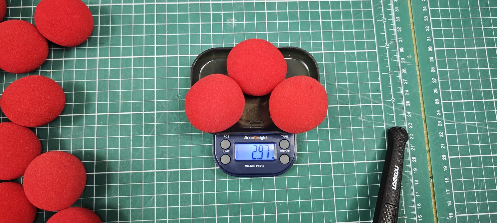 Pesée 1 : trois balles sur la balance, 2,97 g