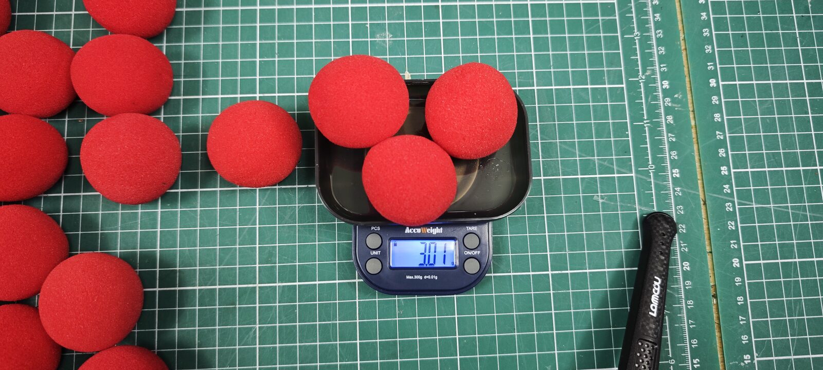 Pesée 2 : trois balles sur la balance, 3,01 g