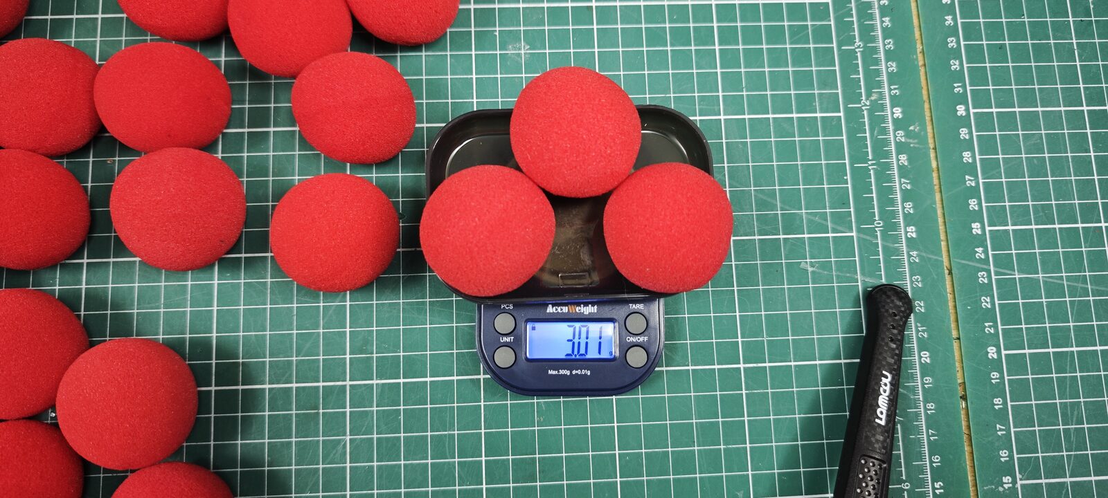 Pesée 3 : trois balles sur la balance, 3,01 g