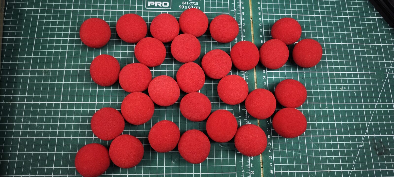 Les balles étalées sur un tapis de découpe