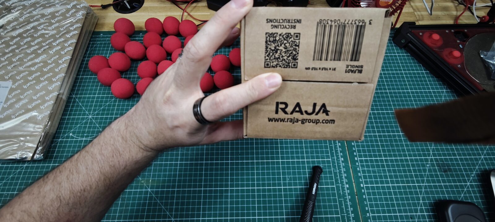 Une extrémité du carton, avec le logo Raja et l'étiquette