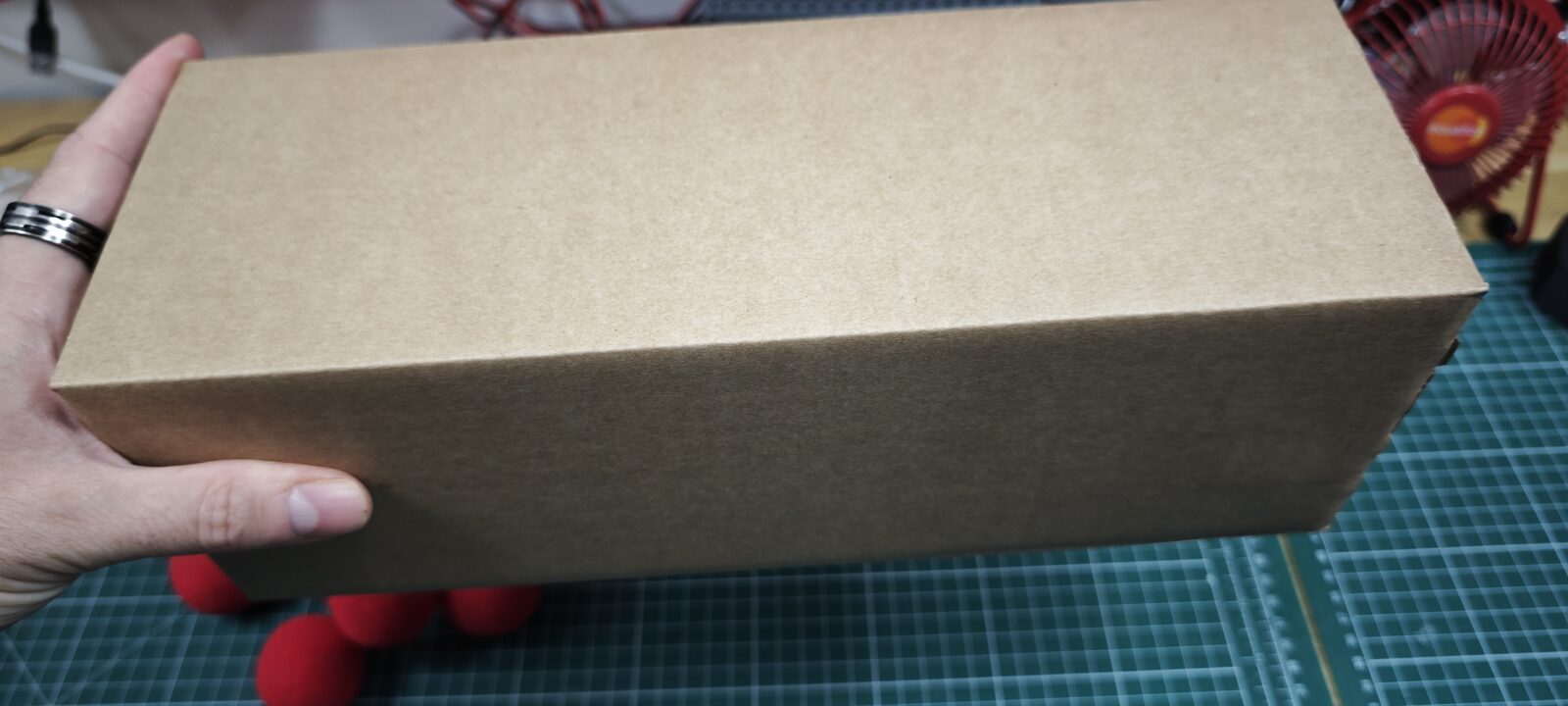 Un long côté du carton, plan