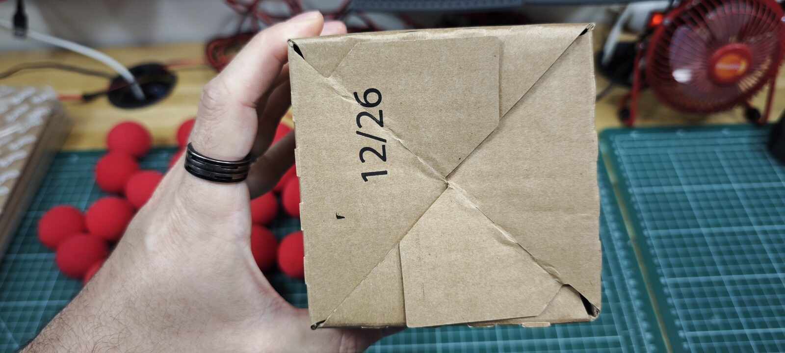 Un petit côté du carton, avec les rabats repliés