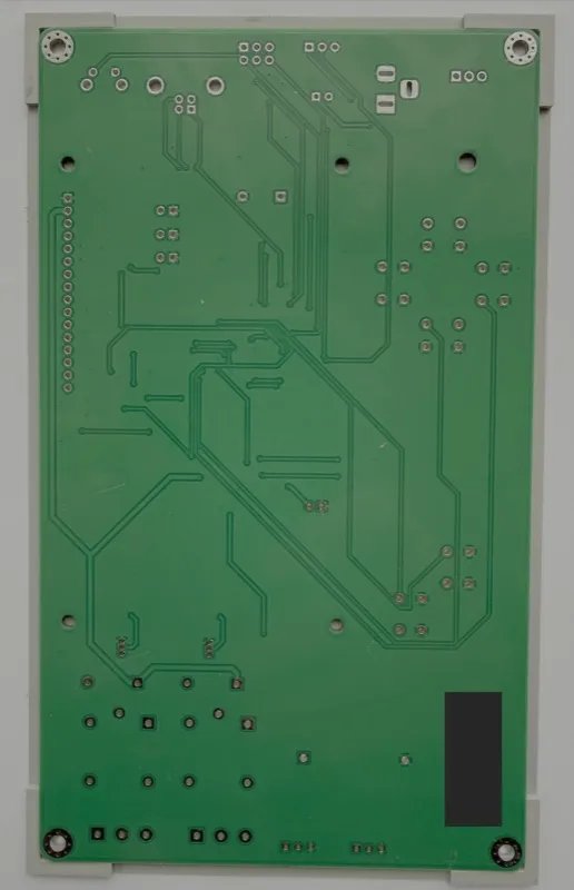 PCB posé dans les épaulements de calage du pochoir
