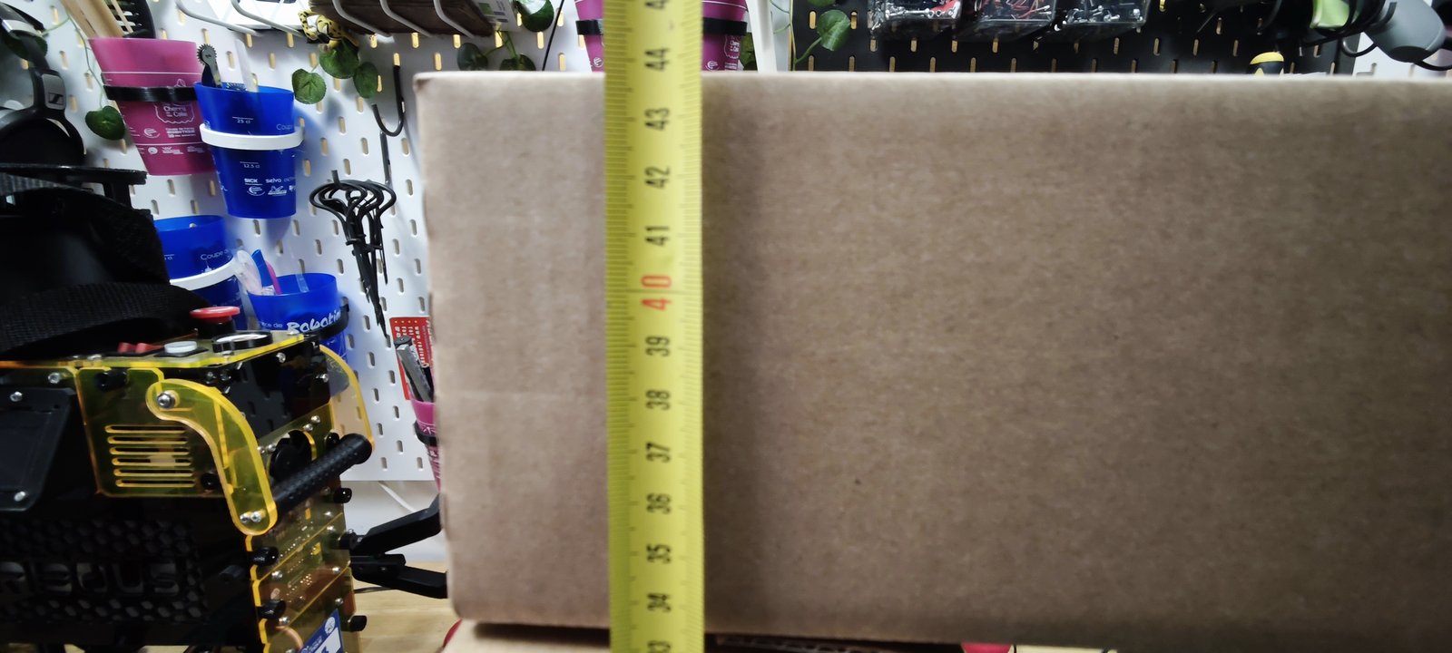 Gros plan sur la mesure au mètre ruban, un peu en dessous de 44 cm