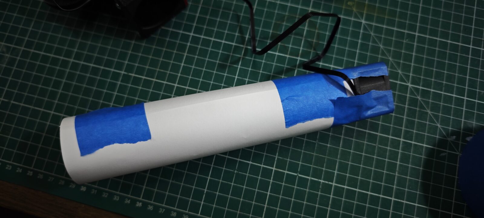 Le tube en papier fermé au ruban adhésif, avec le ventilateur à une extrémité