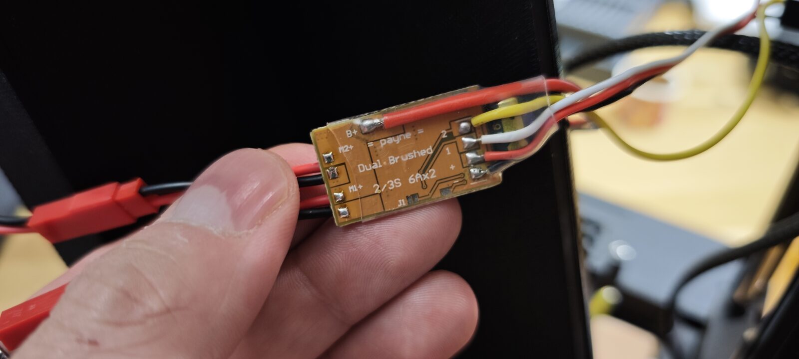 Le driver bimoteur, côté marquage : Dual Brushed, 2/3S, 6 A × 2