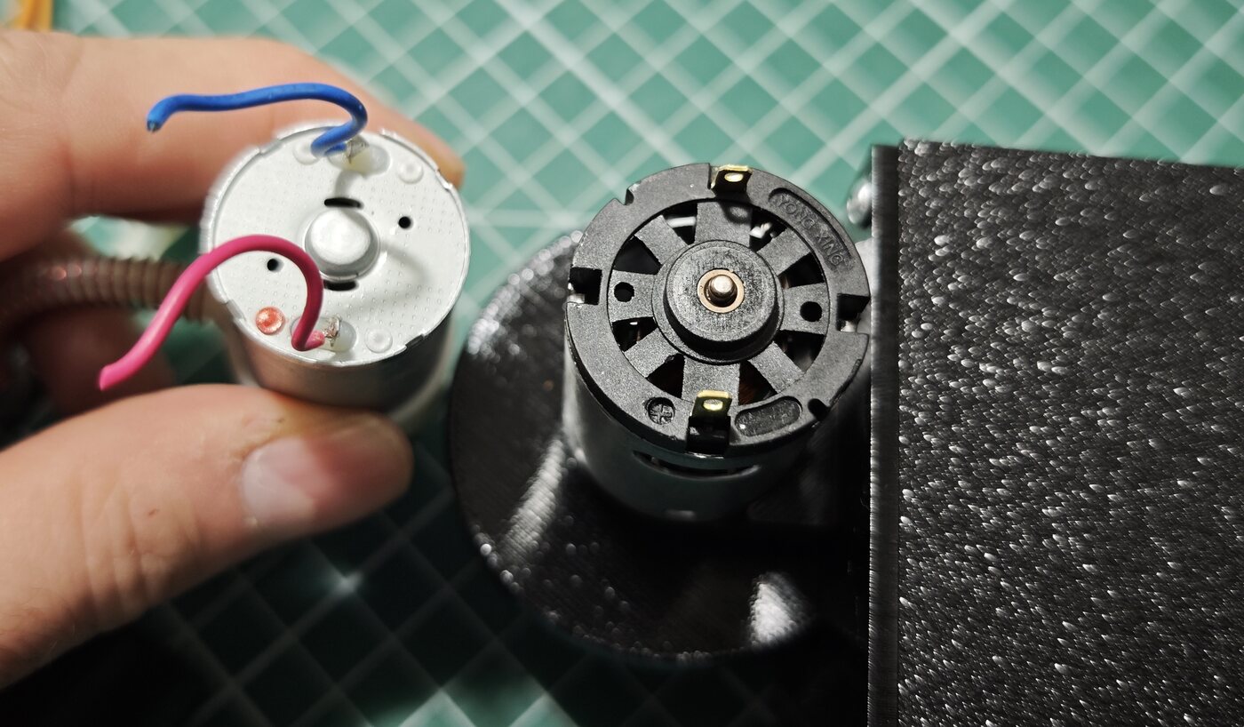 Face arrière du moteur de la pompe et d'un moteur MF360S du lanceur
