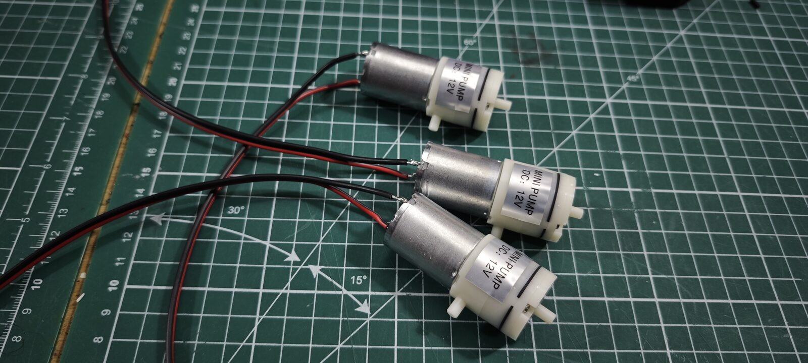 Trois pompes à vide 12 V avec leurs fils soudés
