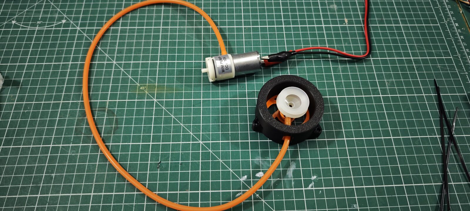 La pompe reliée à la ventouse par un tuyau