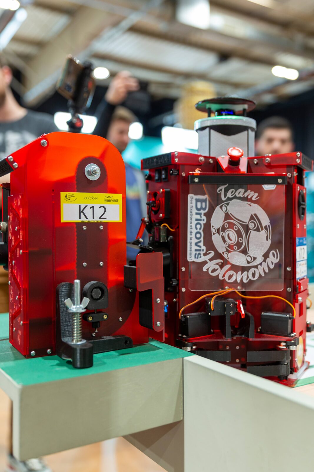 Un des robots et le panier à cerises