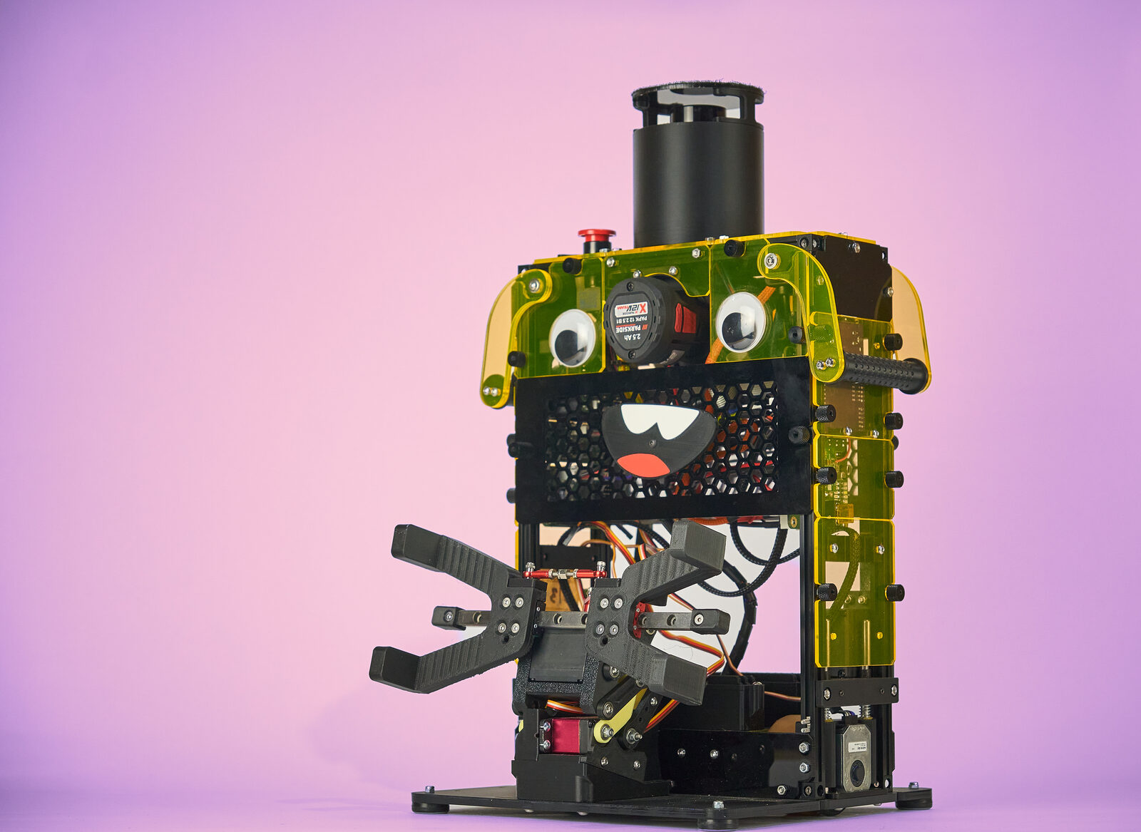 Robot différentiel jaune vu de trois quarts, pince à l'avant