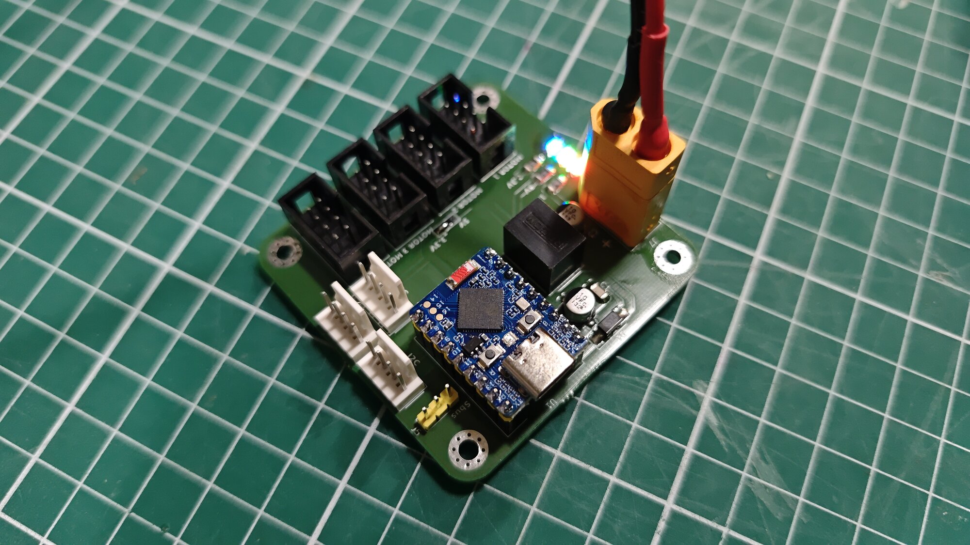 La carte alimentée, ESP32-S3 Zero en place, LED d'alimentation allumées