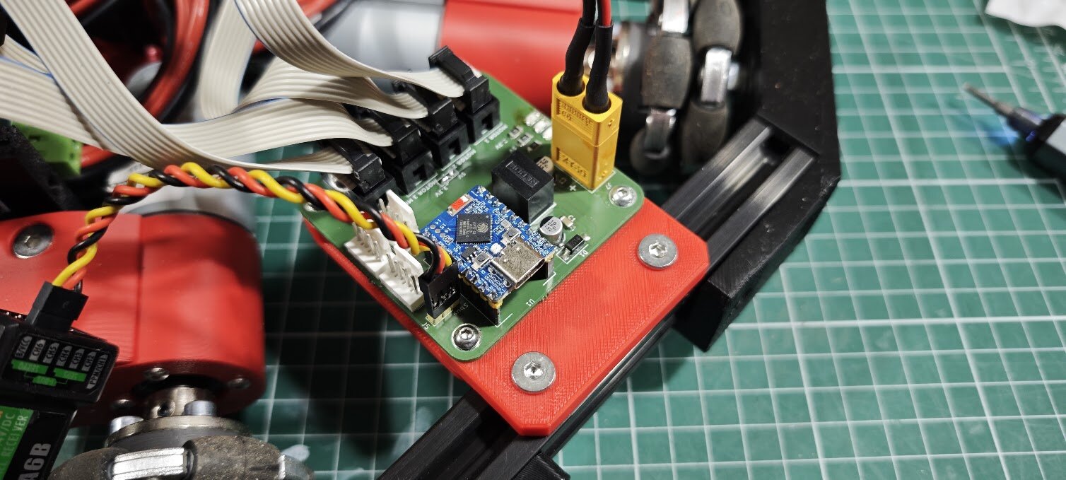 La carte vissée sur son support rouge, lui-même fixé sur le profilé aluminium, nappes et récepteur branchés