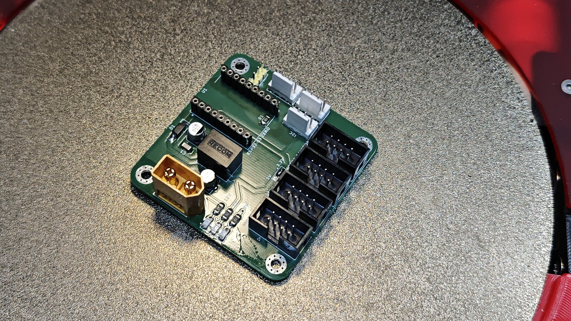 La carte complète : connecteur XT, régulateur Recom, quatre connecteurs moteur, connecteurs I2C