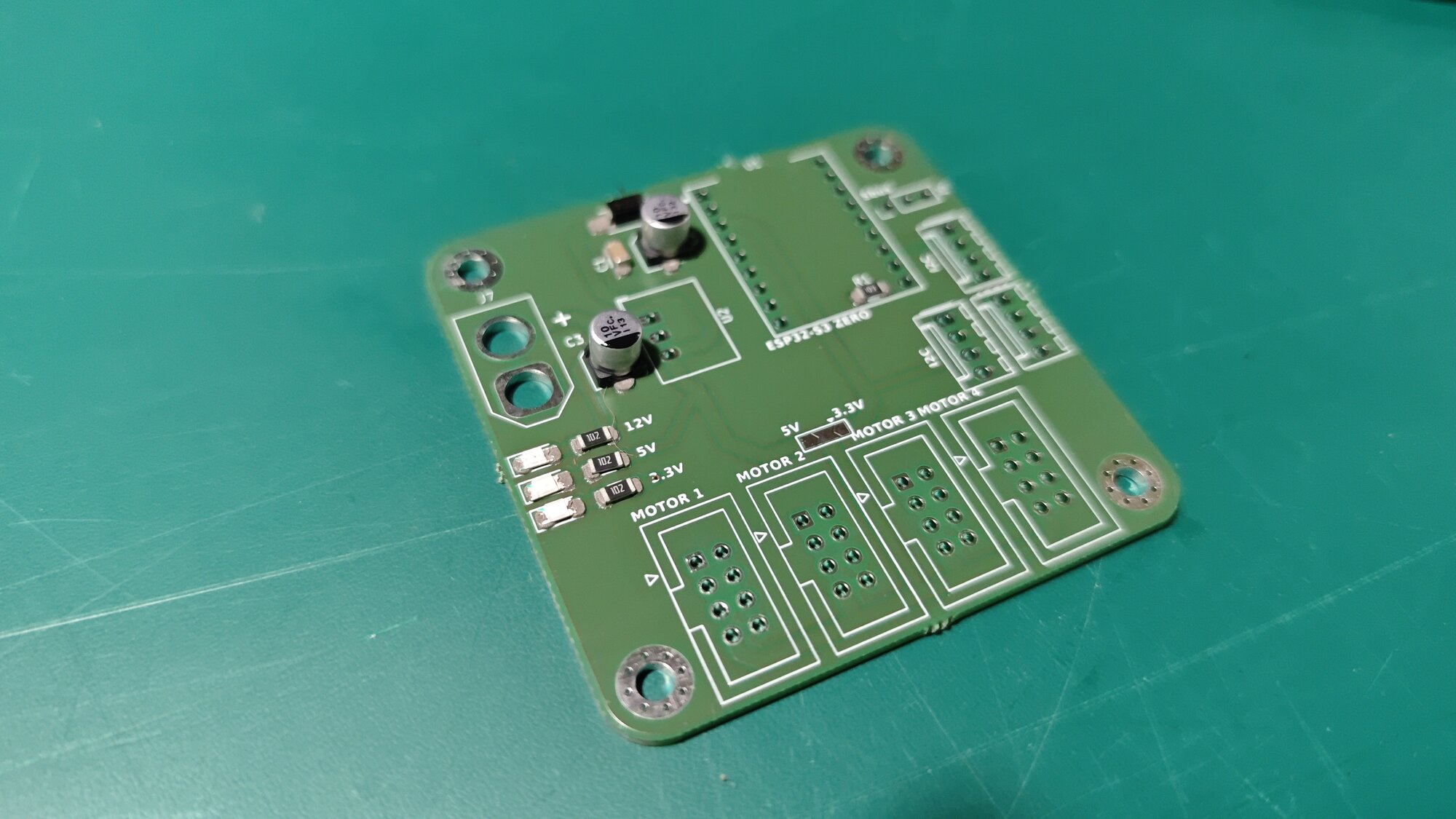 La carte avec les CMS soudés : LED, résistances, condensateurs, diode