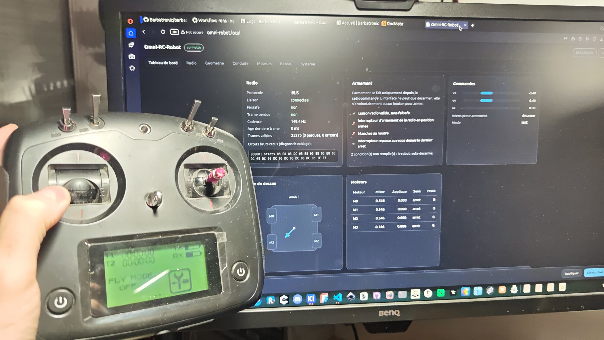 Interface web Omni-RC-Robot avec la radiocommande au premier plan