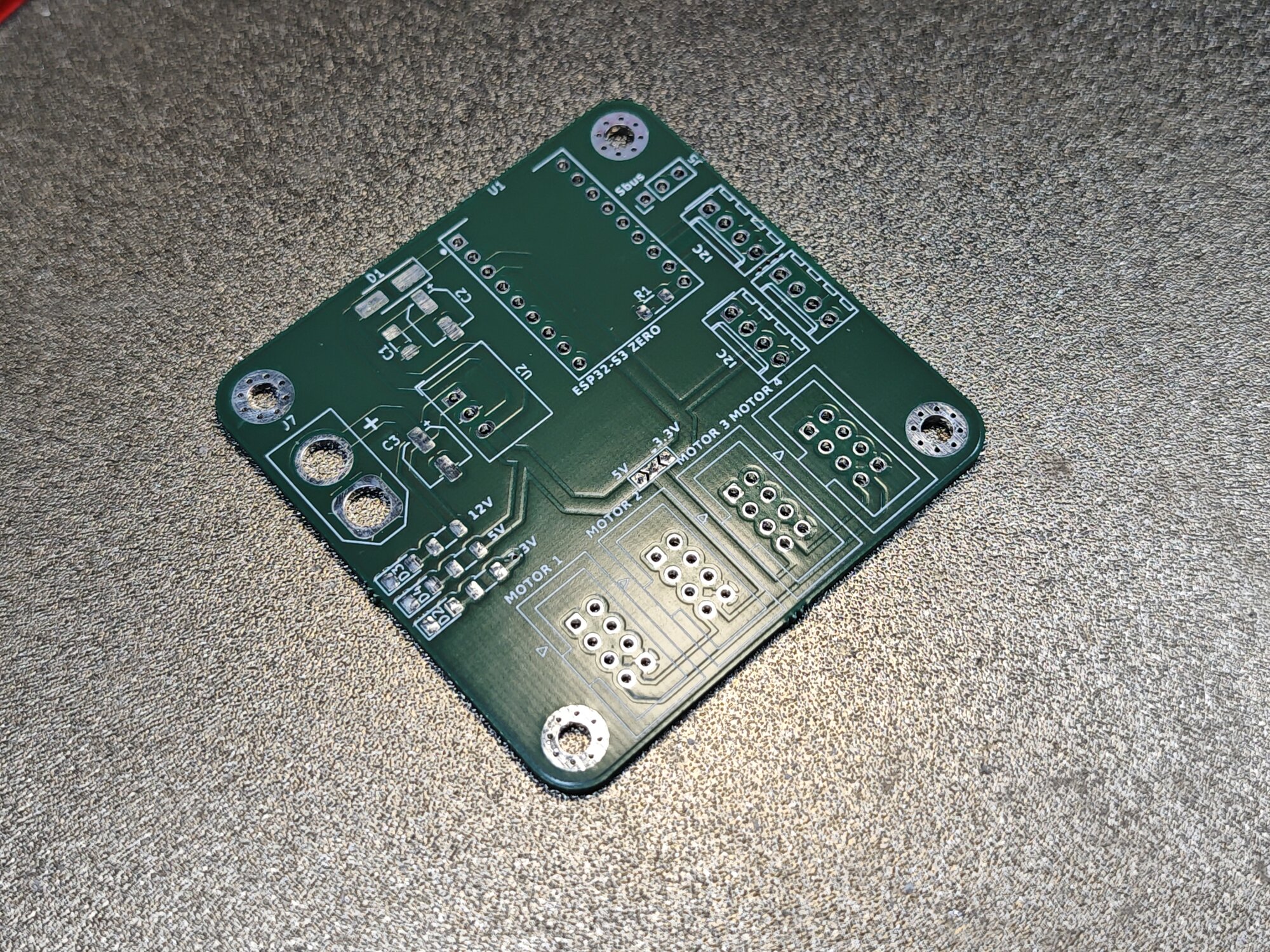 La carte nue, face avant, avec ses pads CMS