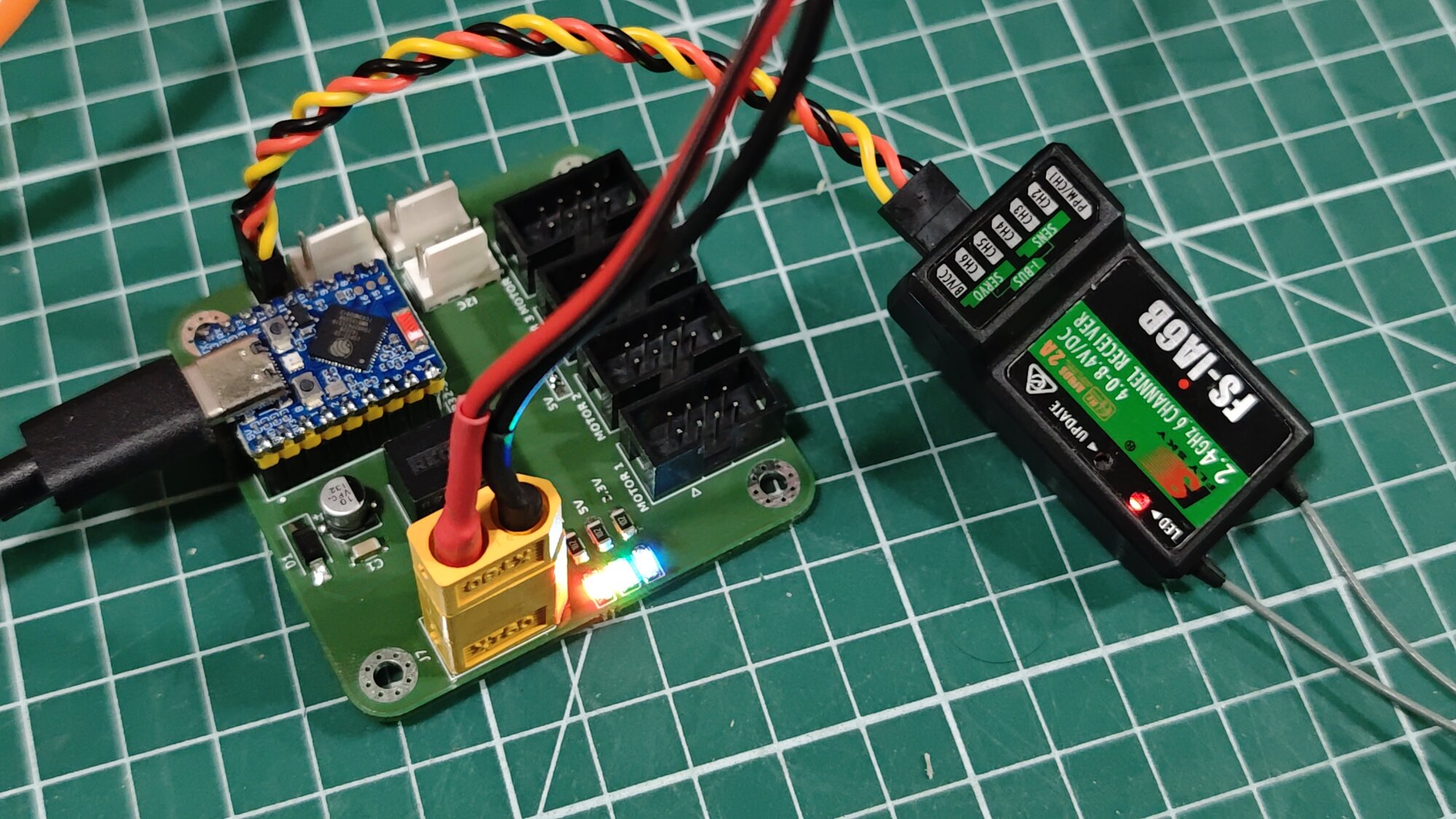 La carte reliée au récepteur FlySky FS-iA6B
