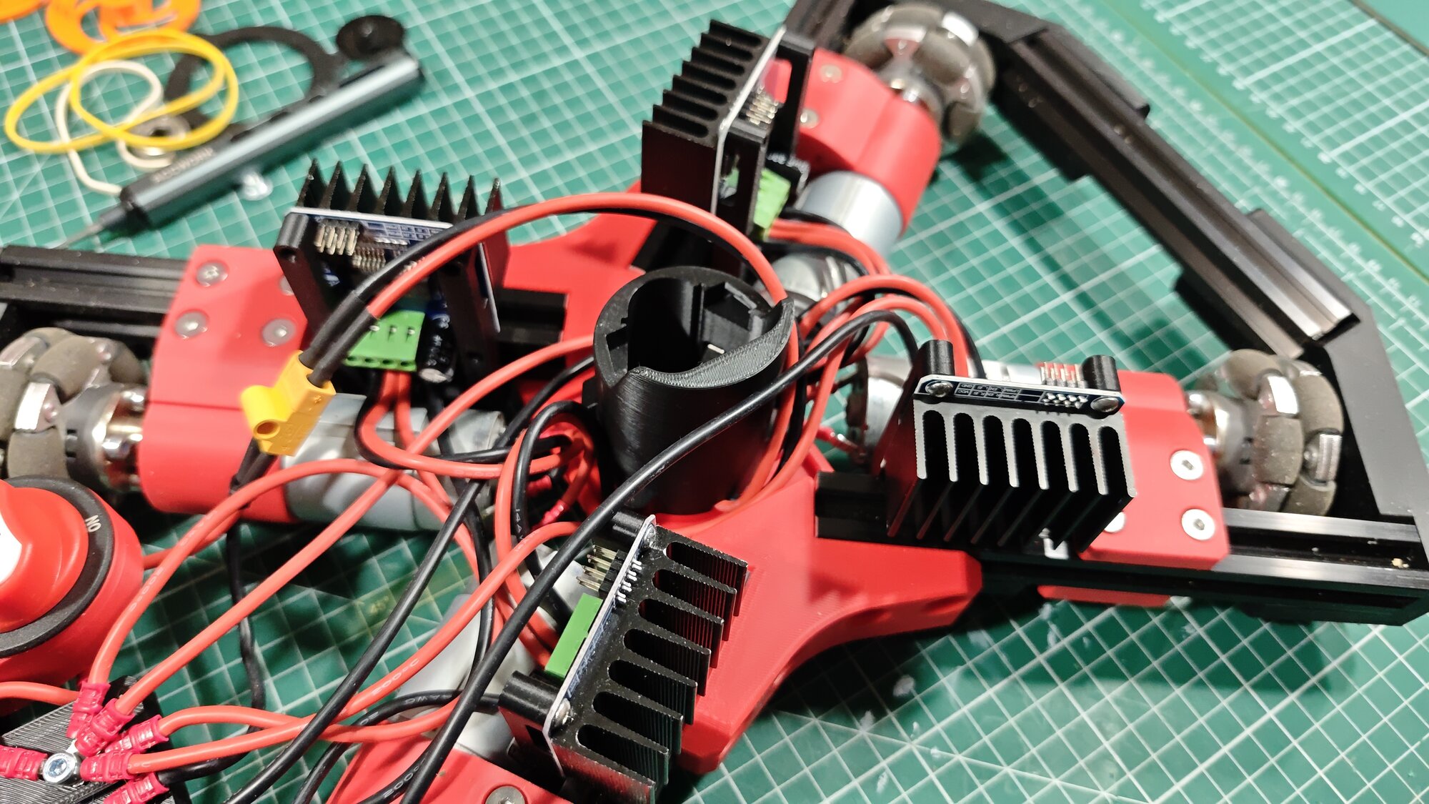 Le châssis du robot avec ses quatre drivers BTS7960 sur dissipateurs et son câblage