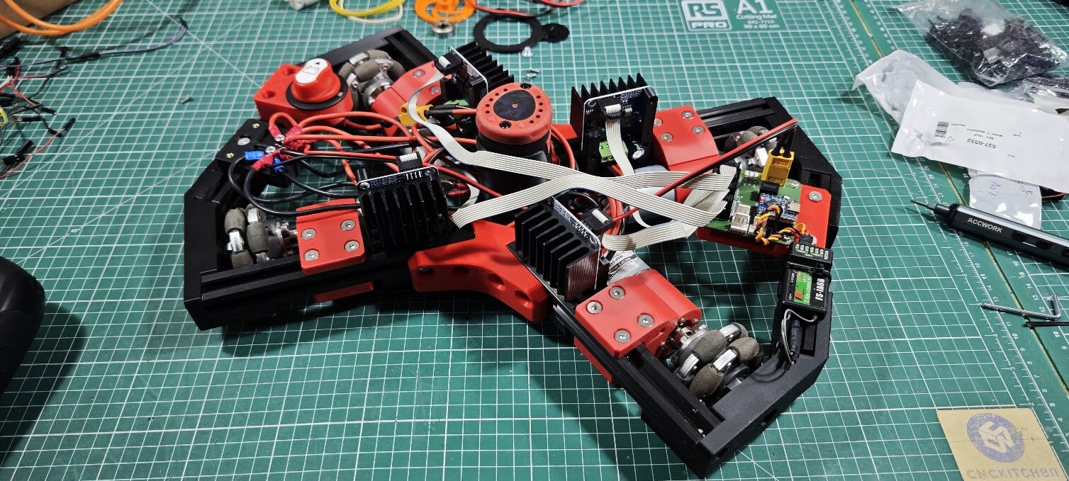 Vue d'ensemble du robot avec la carte montée sur le châssis, à côté du récepteur FS-iA6B