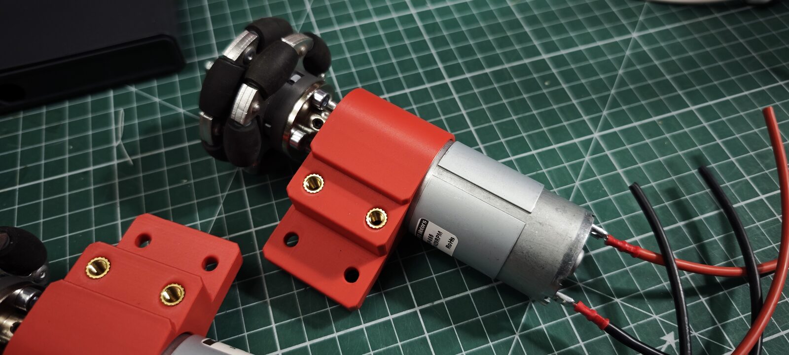 Support moteur rouge avec inserts filetés en laiton