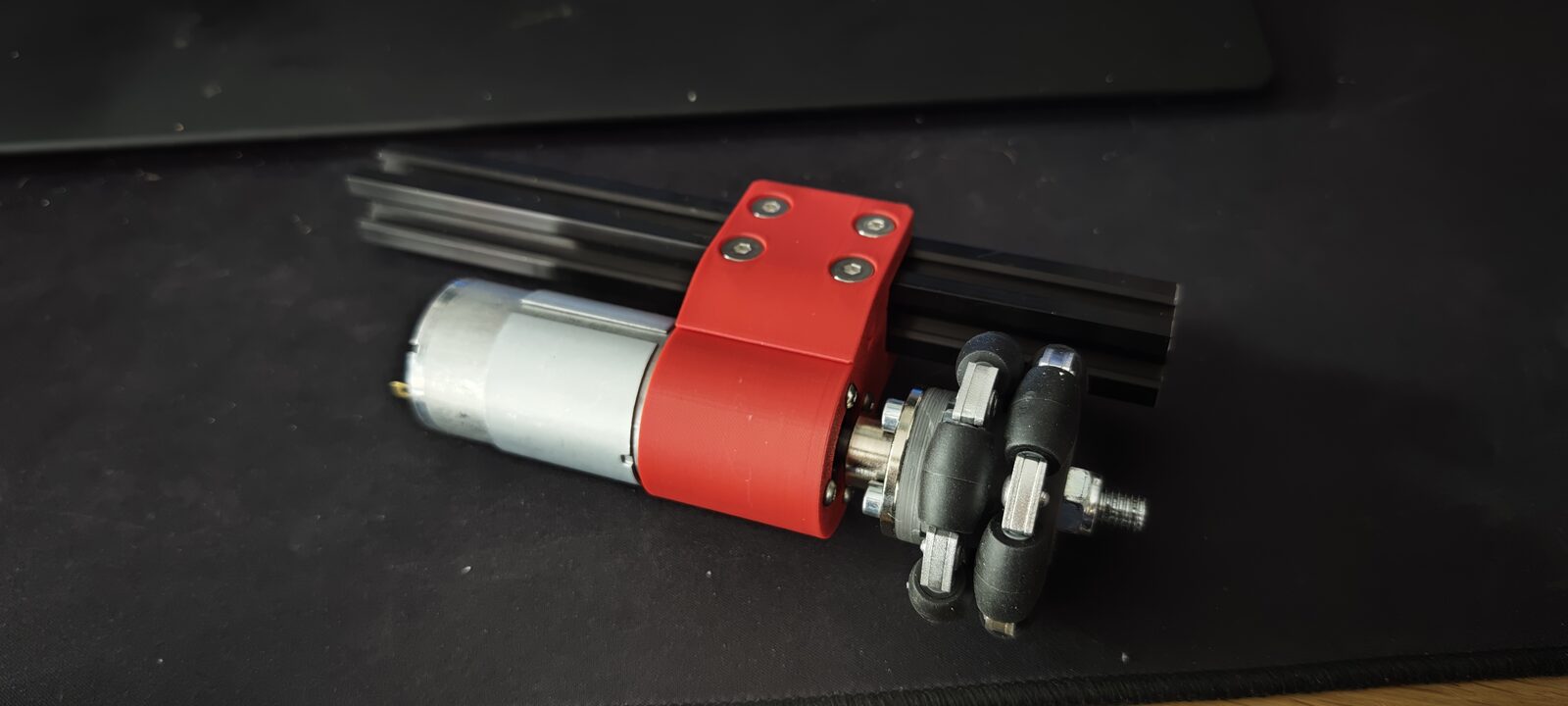 Module moteur et roue omni fixé sur un profilé