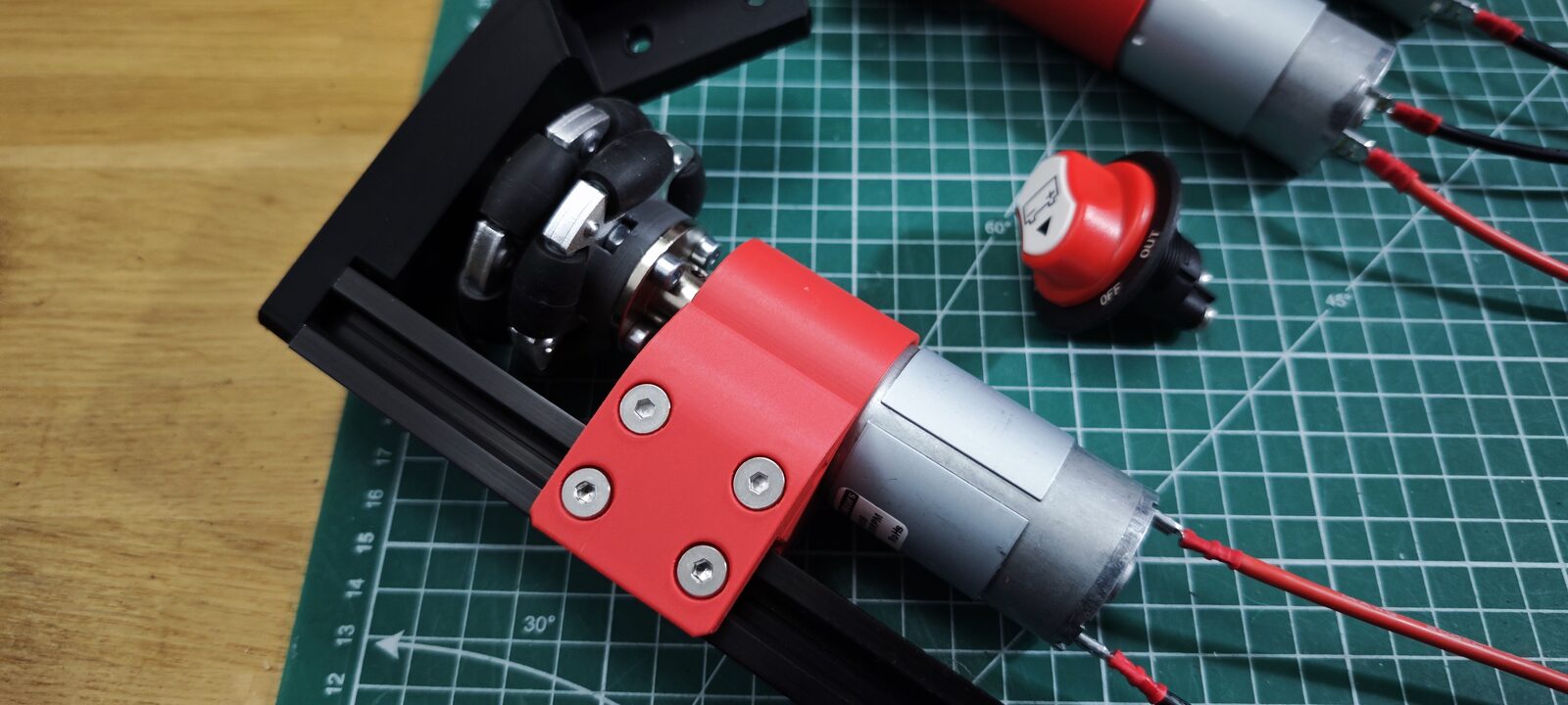 Module moteur dans un angle du châssis, coupe-batterie à côté