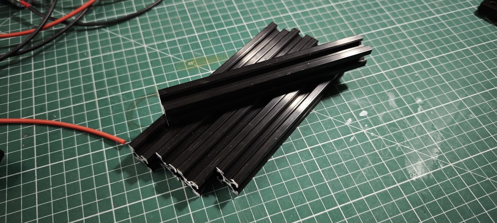 Profilés aluminium noirs coupés à longueur