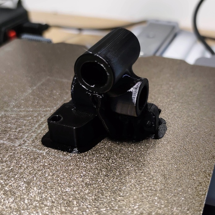The printed mount on the bed